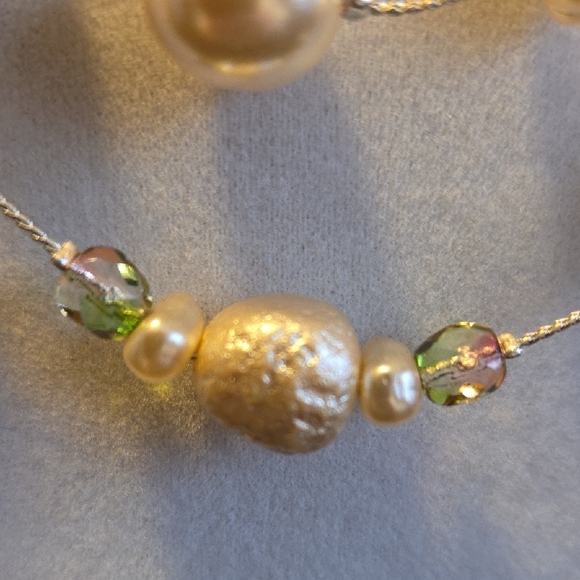 Elegant Pearl and Green Bead Jewelry Set - Picture 2 of 8